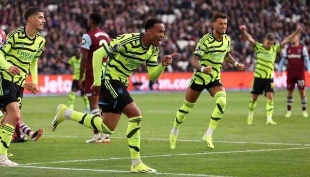 开云体育下载-半场便气走对手球迷 阿森纳6球狂胜死咬榜首两强