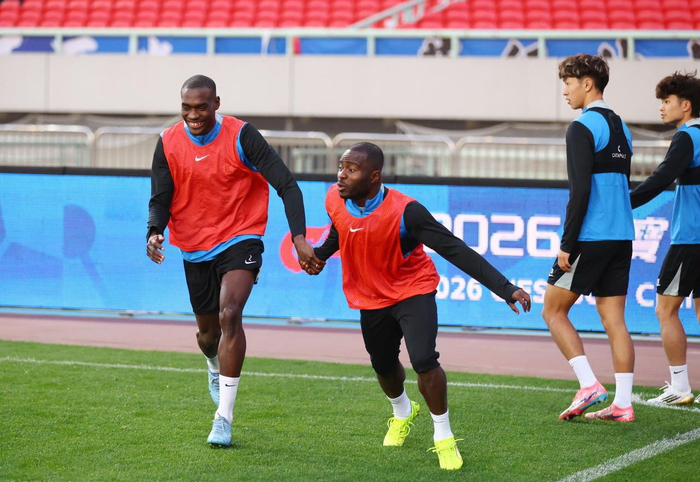 开云体育下载-中超大连英博vs武汉三镇踩场图片分享，玩配对，看看谁牵了谁的手|斯坦丘|马马杜|冯劲|阿奇姆彭|廖锦涛_新浪体育_新浪新闻