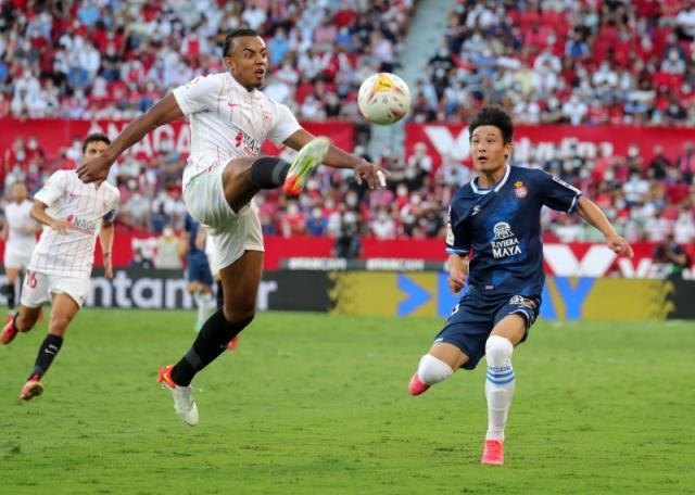 开云体育下载-武磊打完皇马才与国足会合 抵达当晚即参加合练