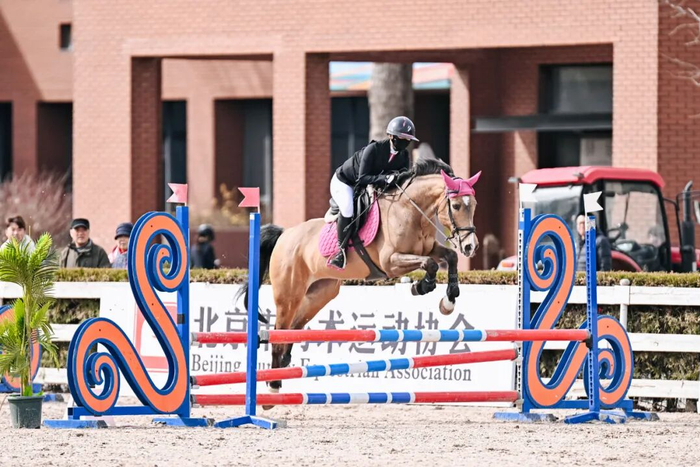 联赛专访｜吴璨彤：“我愿意永远相信我的战友，永远跟牠们并肩作战”|马术|搭档|教练|比赛|俱乐部联赛_新浪体育_新浪新闻